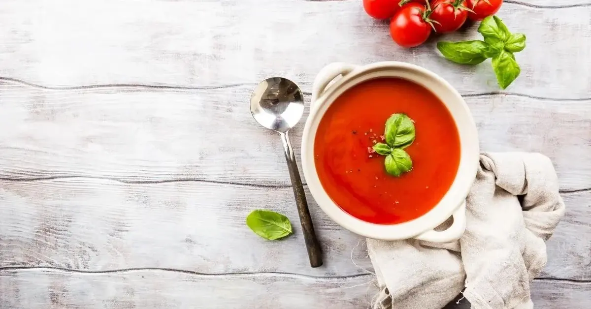 Klasyczna zupa pomidorowa z bazylią
