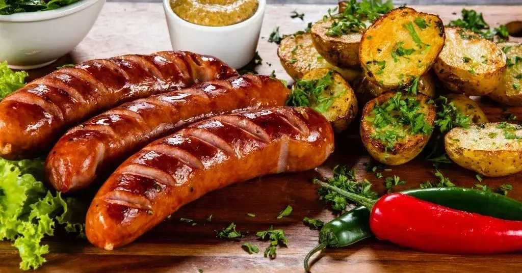 Kiełbasa grillowana  z papryką i ziemniaczkami