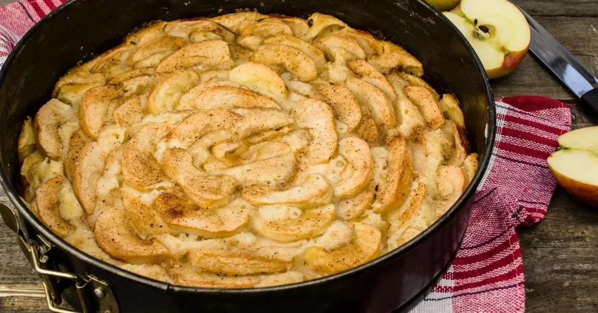 Główne zdjęcie - Szarlotka babci Krysi z odrobiną imbiru. Cudownie smakuje z letnim kompotem!