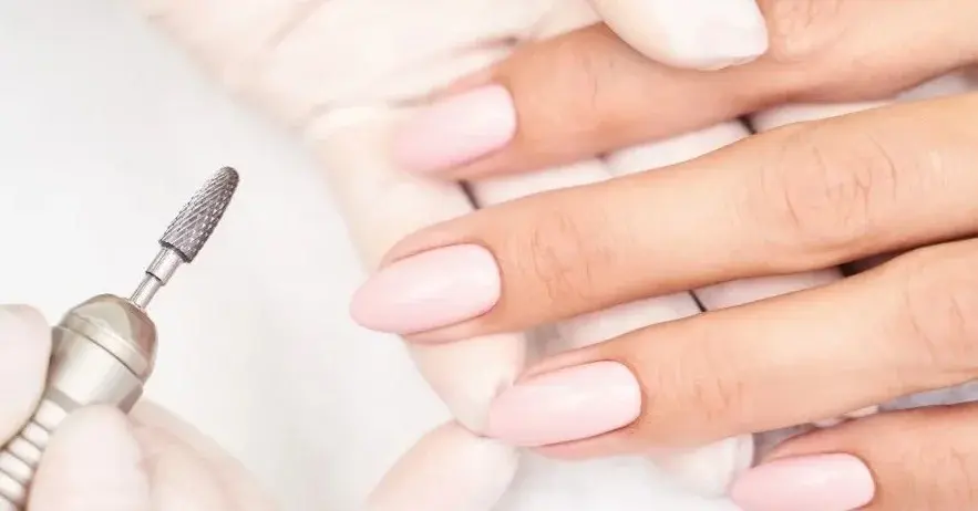 Główne zdjęcie - Trwały manicure nigdy nie wychodzi z mody. Co warto o nim wiedzieć?