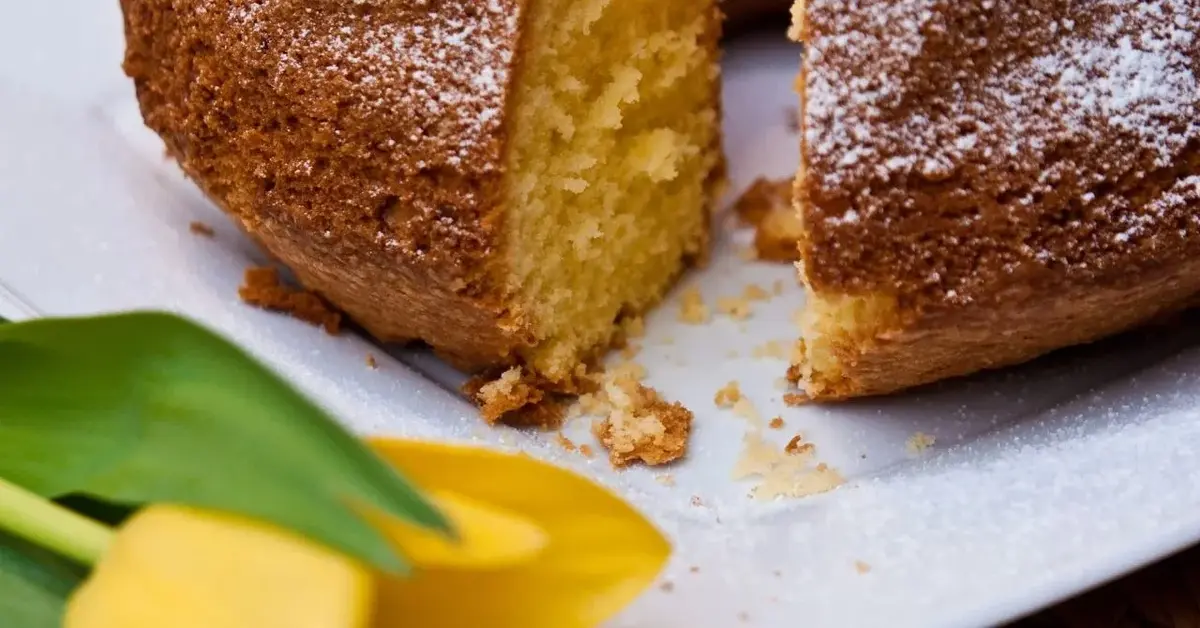 Babka drożdżowa i tulipany