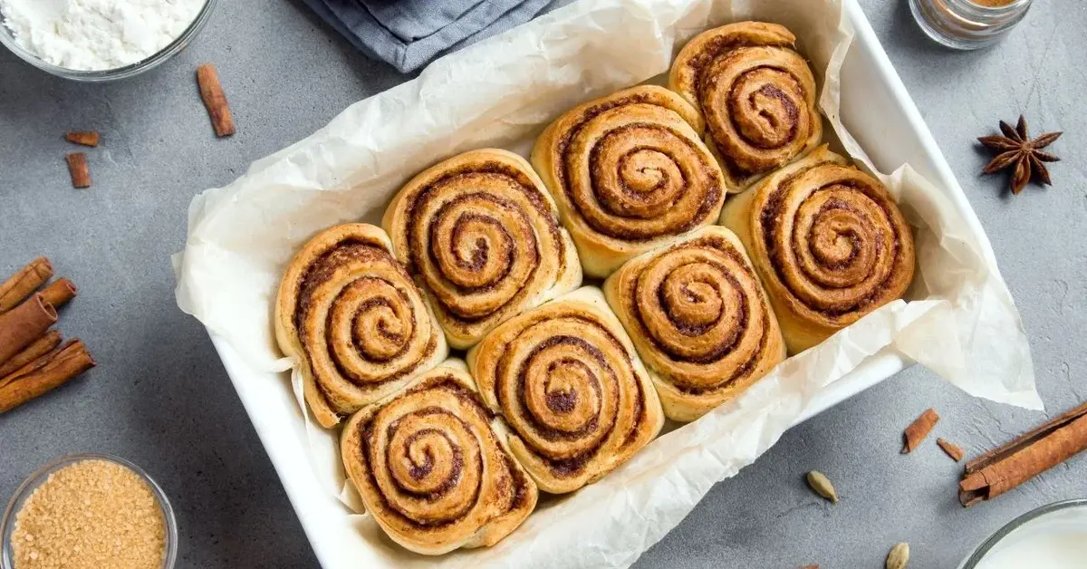 Główne zdjęcie - Słodkie ślimaki à la cinnamon rolls zrobisz w zaledwie 30 minut. Pyszny deser do kawy!