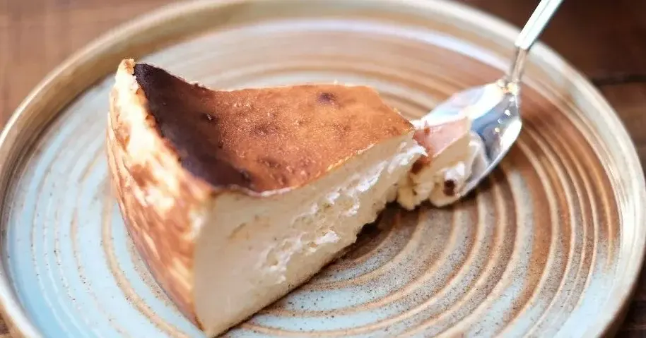 Główne zdjęcie - Totalnie obłędny sernik kajmakowy. Pulchny biszkopt i słodkie mascarpone sprawiają, że jest WOW