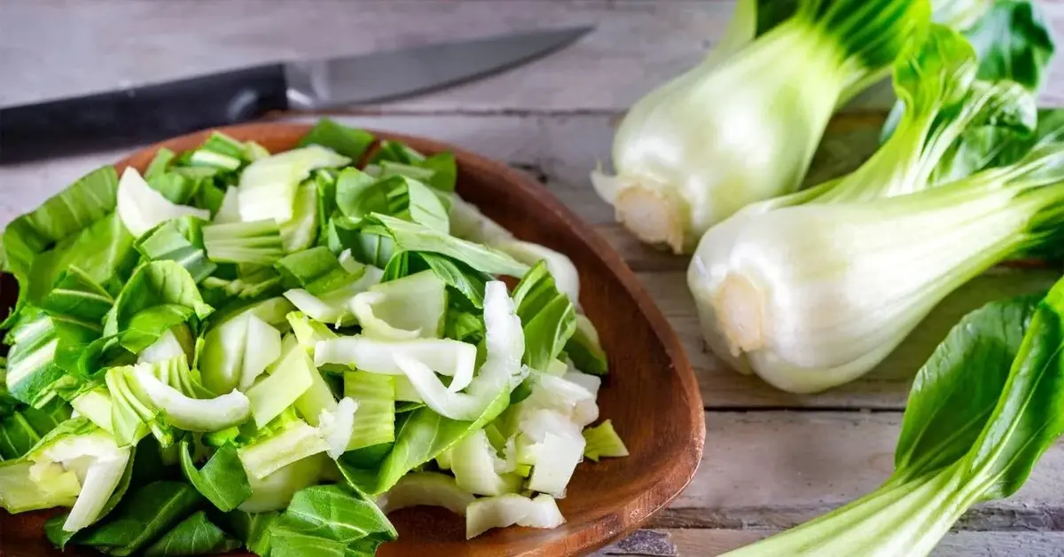 Główne zdjęcie - Kapusta pak choi w ostatnich latach robi w Polsce furorę. Jak ją przygotować?