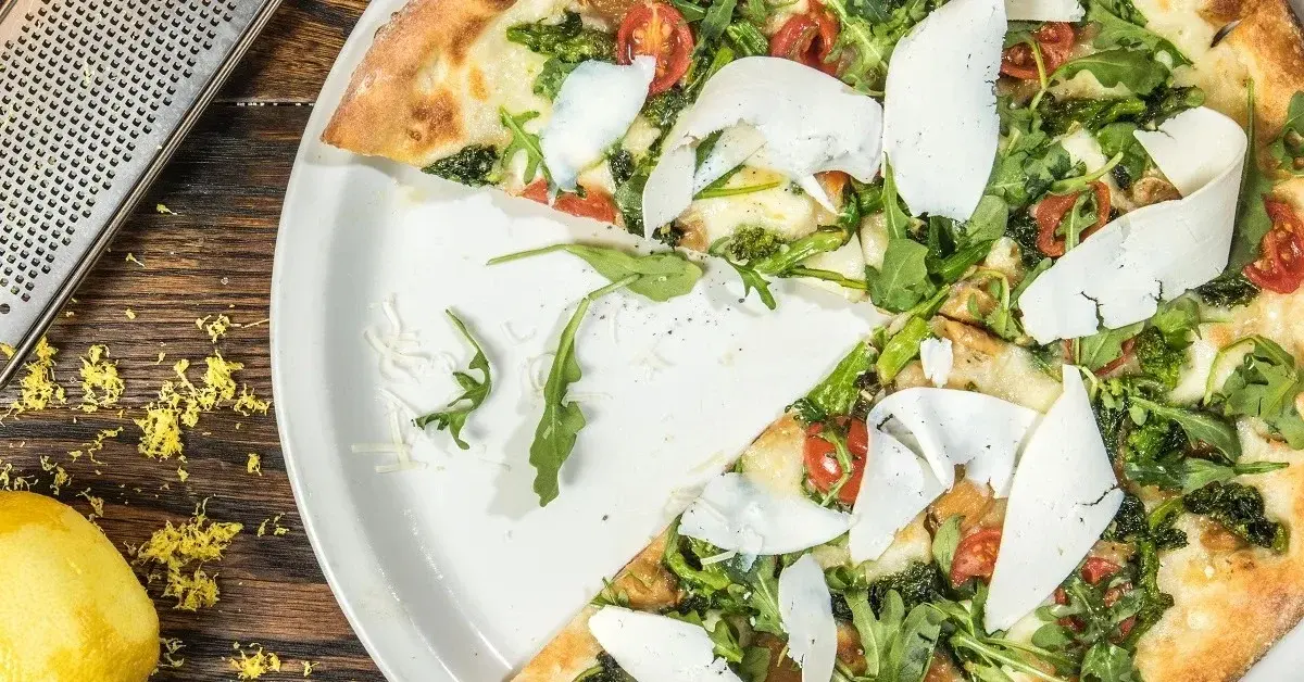 Główne zdjęcie - Domowa pizza z mozzarellą, pomidorkami i rukolą. Polej sosem i uczta gotowa!
