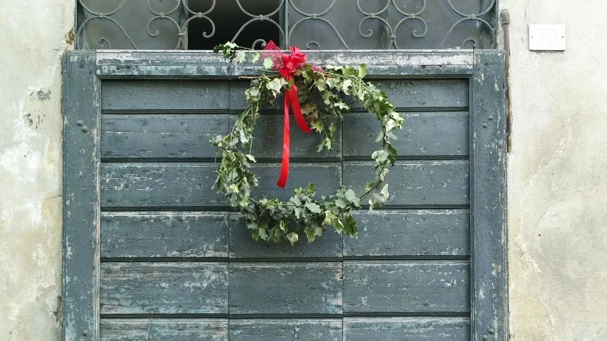 wianek z jemioły na drzwiach