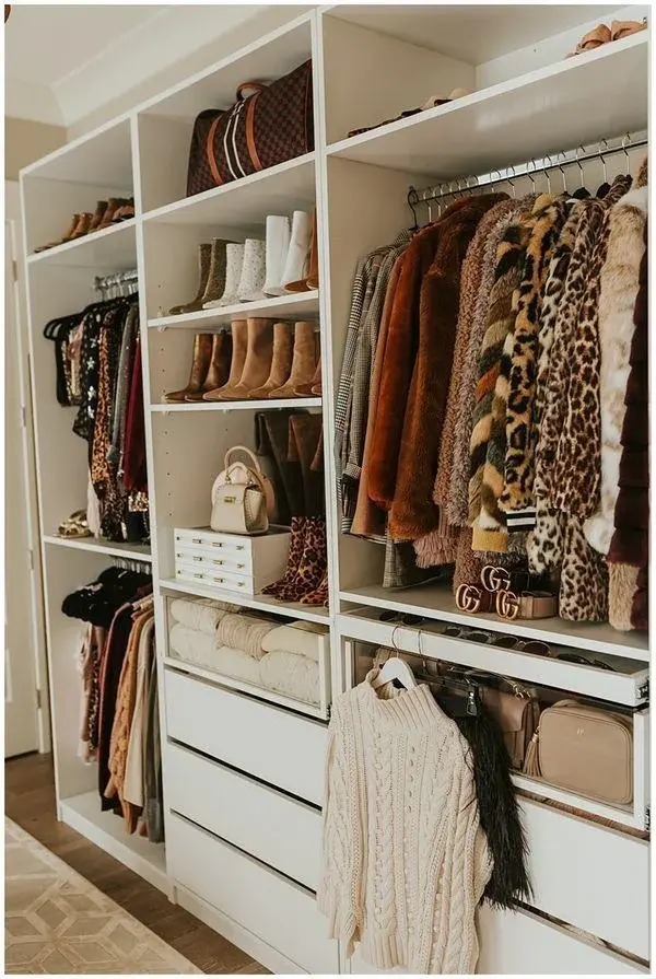 Porządek w garderobie – jak skutecznie i bez żalu pozbyć się niepotrzebnych ubrań z szafy?