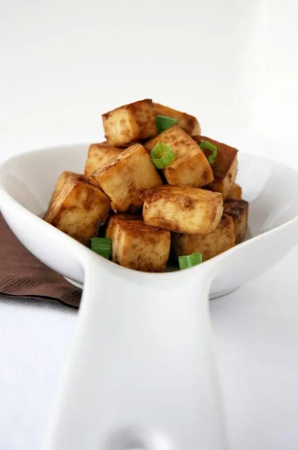 Tofu: Co to jest tofu i dlaczego warto je jeść? Przepis na pyszne danie z tofu