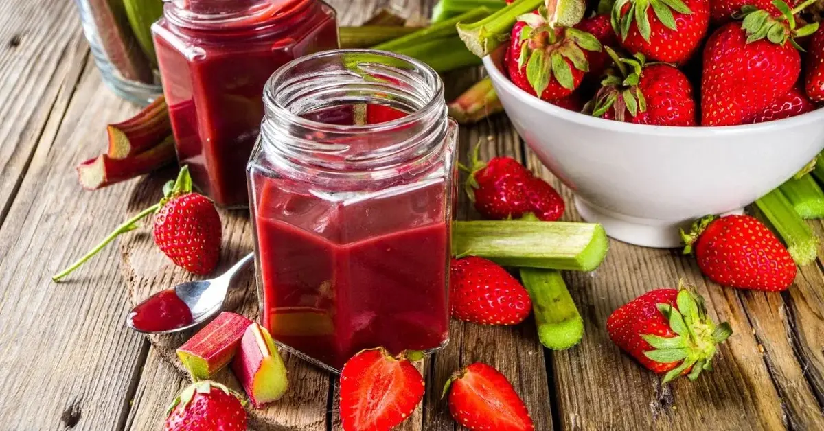 Główne zdjęcie - Prosty przepis na konfiturę z truskawek i rabarbaru. Wyjątkowy smak i aromat lata!