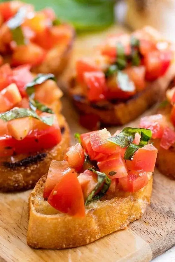 Bruschetta z pomidorami i bazylią - przepis na tradycyjną włoską przystawkę