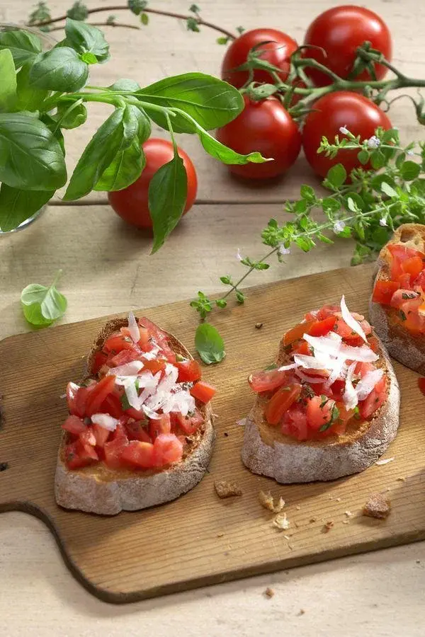 Bruschetta z pomidorami i bazylią - przepis na tradycyjną włoską przystawkę