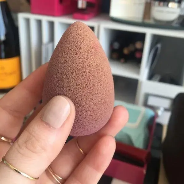 Jak wyczyścić beauty blender? Proste sposoby na wyczyszczenie gąbki do makijażu