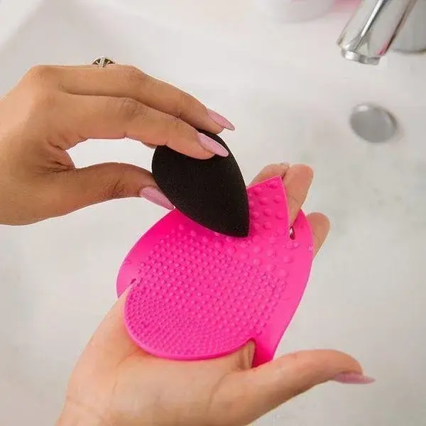 Jak wyczyścić beauty blender? Proste sposoby na wyczyszczenie gąbki do makijażu