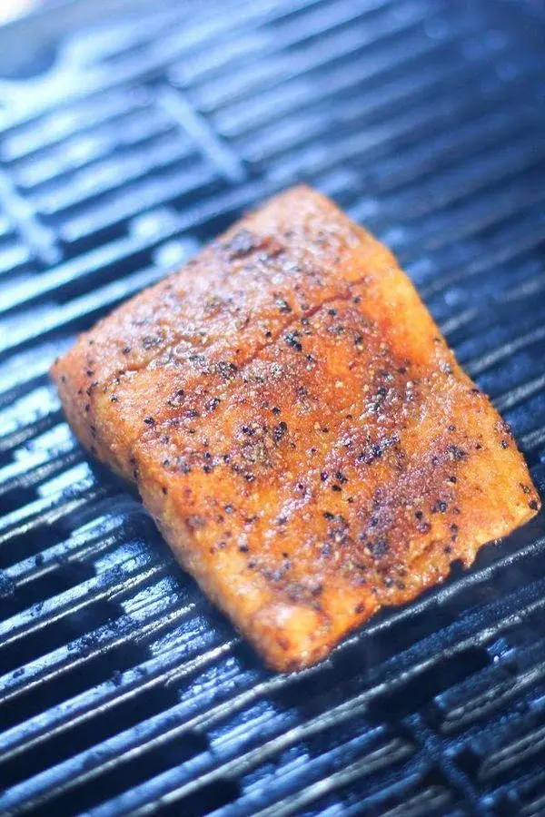 Łosoś z grilla - przepis na doskonałą rybę z rusztu