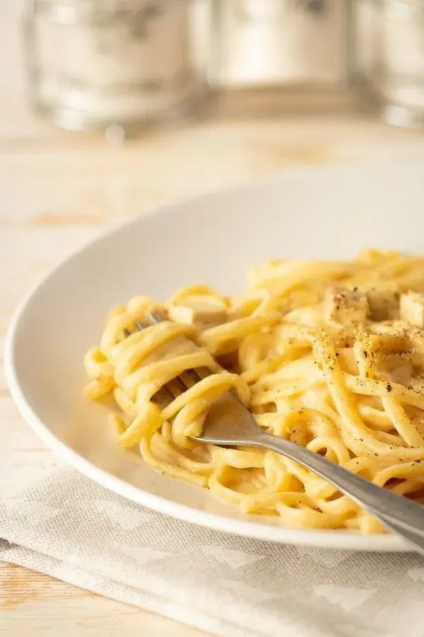 Spaghetti alla carbonara - przepis na szybkie i pyszne danie włoskie z makaronem