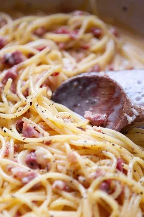 Spaghetti alla carbonara - przepis na szybkie i pyszne danie włoskie z makaronem