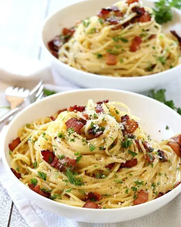 Spaghetti alla carbonara - przepis na szybkie i pyszne danie włoskie z makaronem