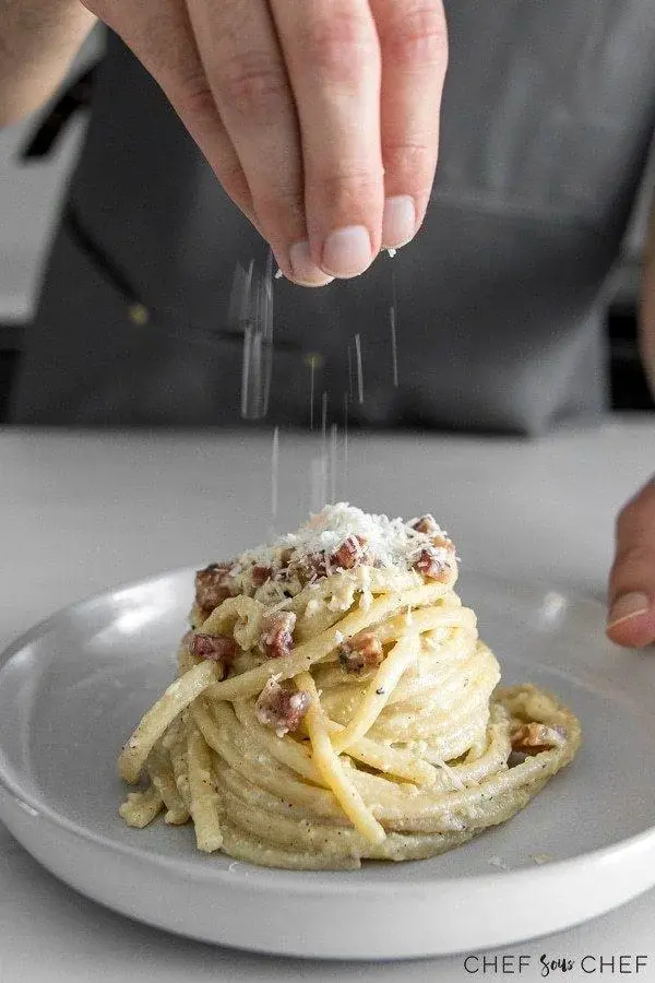 Spaghetti alla carbonara - przepis na szybkie i pyszne danie włoskie z makaronem