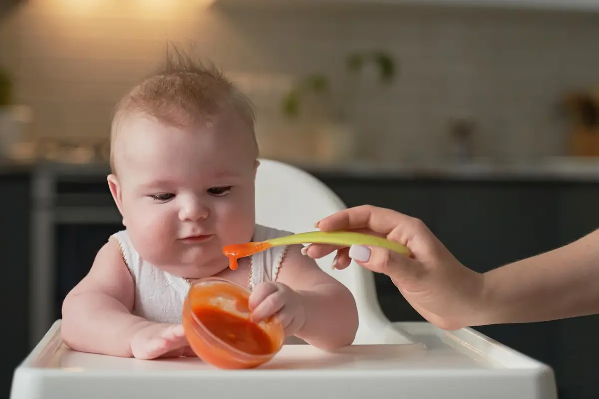 Słoiczki w rozszerzaniu diety niemowlaka - fakty i mity