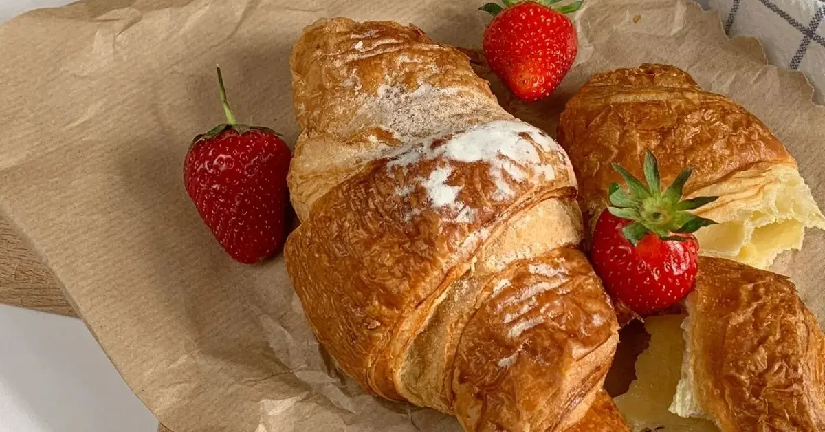 Główne zdjęcie - Przez żołądek do serca. Francuskie croissanty z migdałami na Walentynki