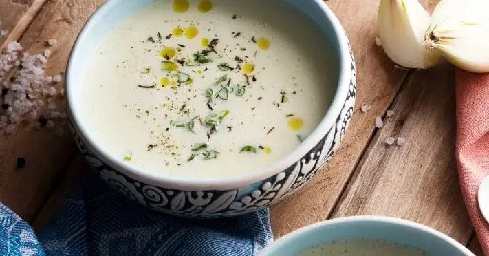 zupa czosnkowa podana w miseczkach