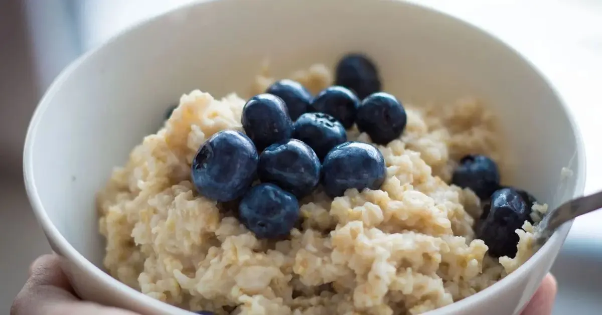 Główne zdjęcie - Scrambled oats podbiły serca Tik Tokerów. Oto owsianka a'la jajecznica