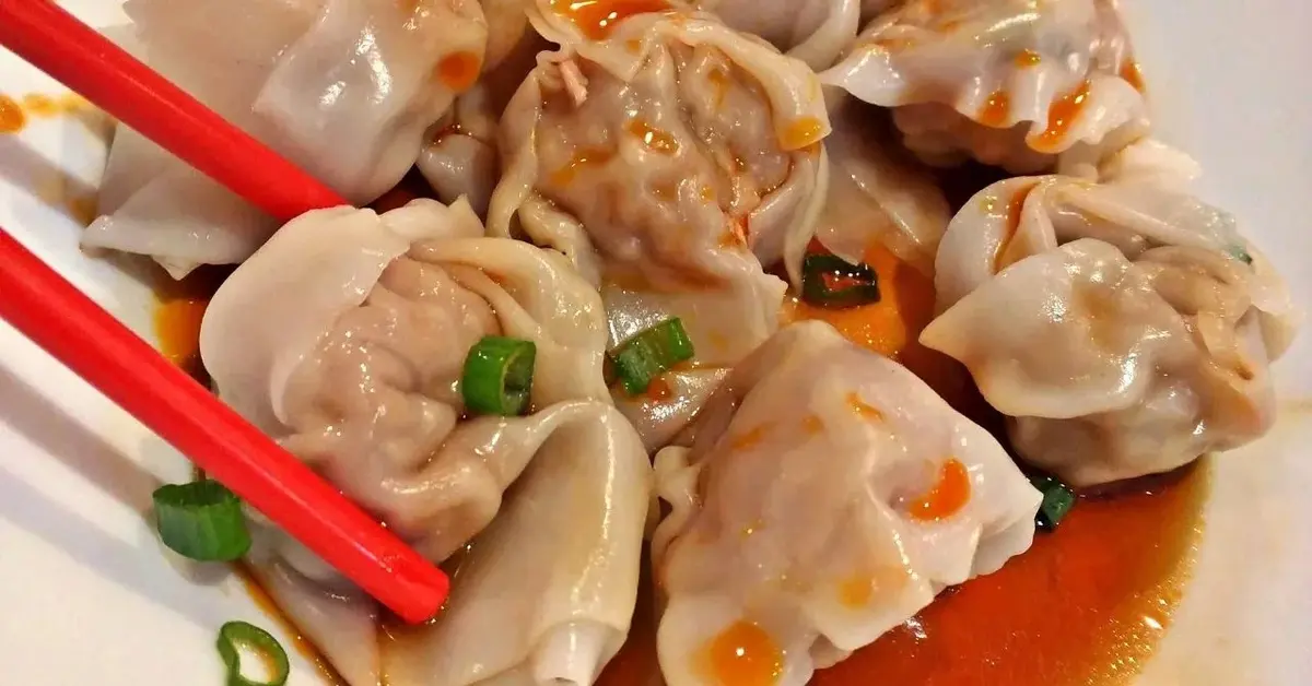 Główne zdjęcie - Oto prosty przepis na chińskie pierożki wonton. Najlepiej smakują domowe!