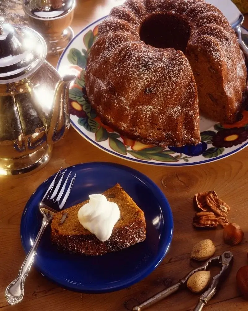 Babka z orzechami pekan upieczona w formie z kominkiem