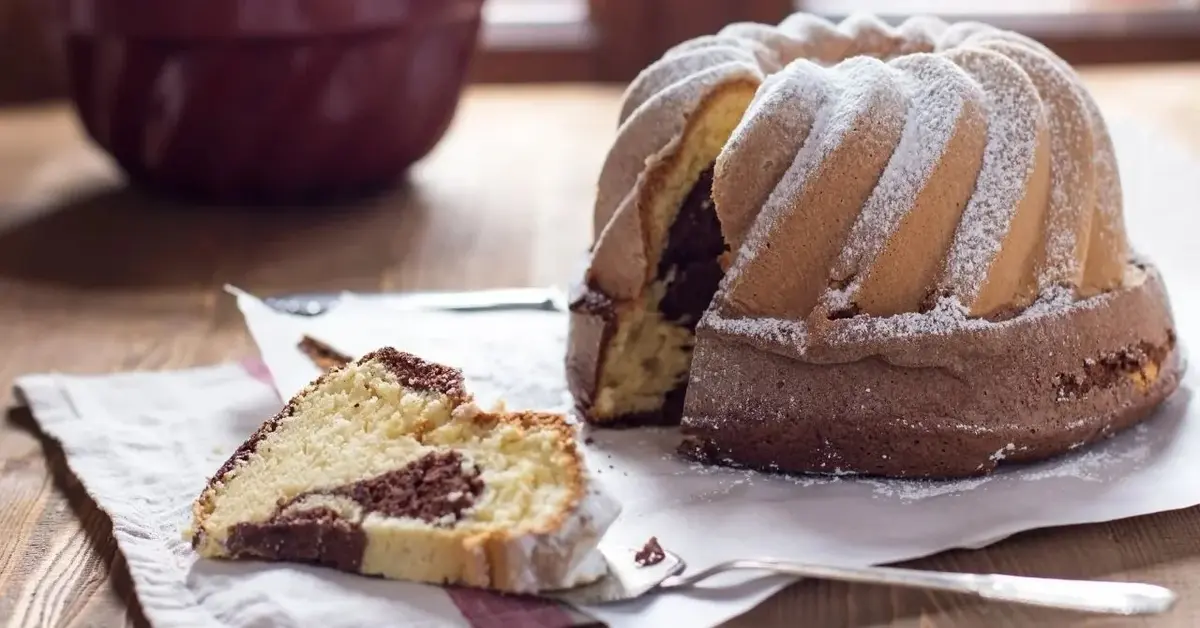 Babka marmurkowa wyjęta z formy do pieczenia