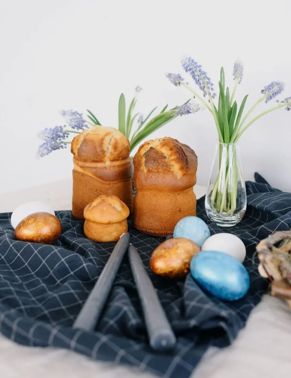 Wielkanocne babki, pisanki i szafirki w szklanym wazonie