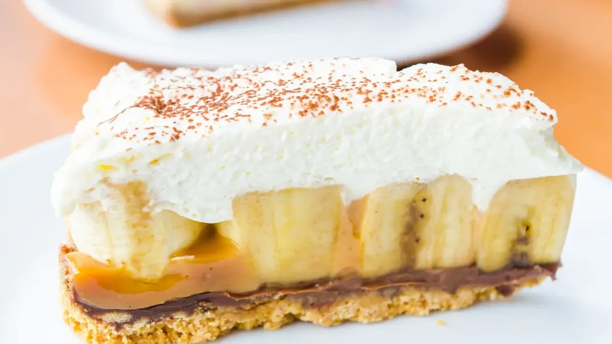 kawalek ciasta na talerzu banoffee pie