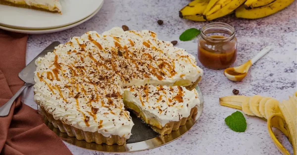 całe ciasto okrągle z bananami banoffee pie