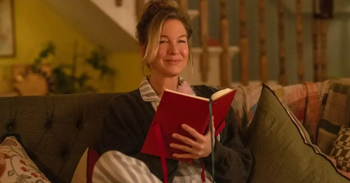Bridget Jones z książką na sofie