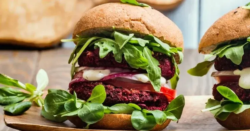 Główne zdjęcie - #Vege burger z buraka. Ten roślinny przysmak zachwyca!