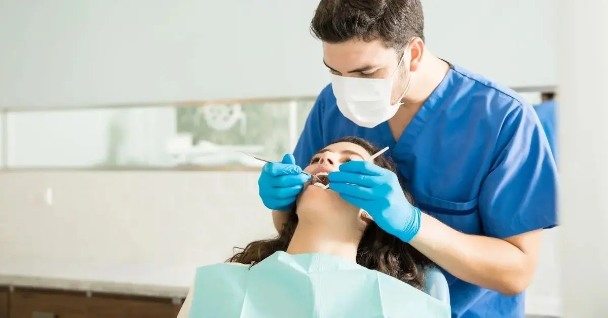 Dentysta w trakcie leczenia zębów u pacjentki