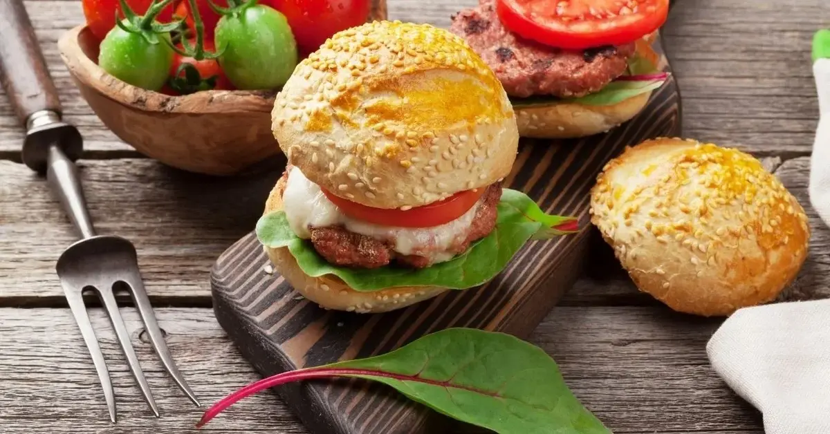 Główne zdjęcie - Domowe burgery z chrupiącymi frytkami - prosty przepis na homemade fast food