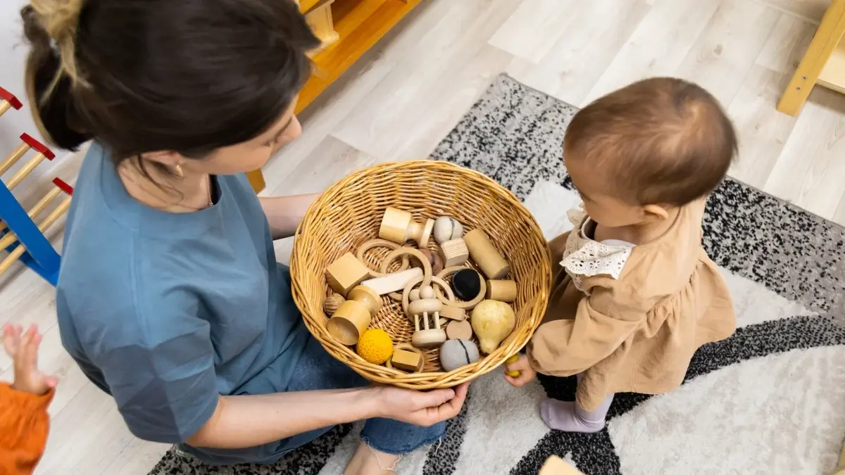 mama z dziewczynką, mama trzyma koszyk z drewnianymi zabawkami