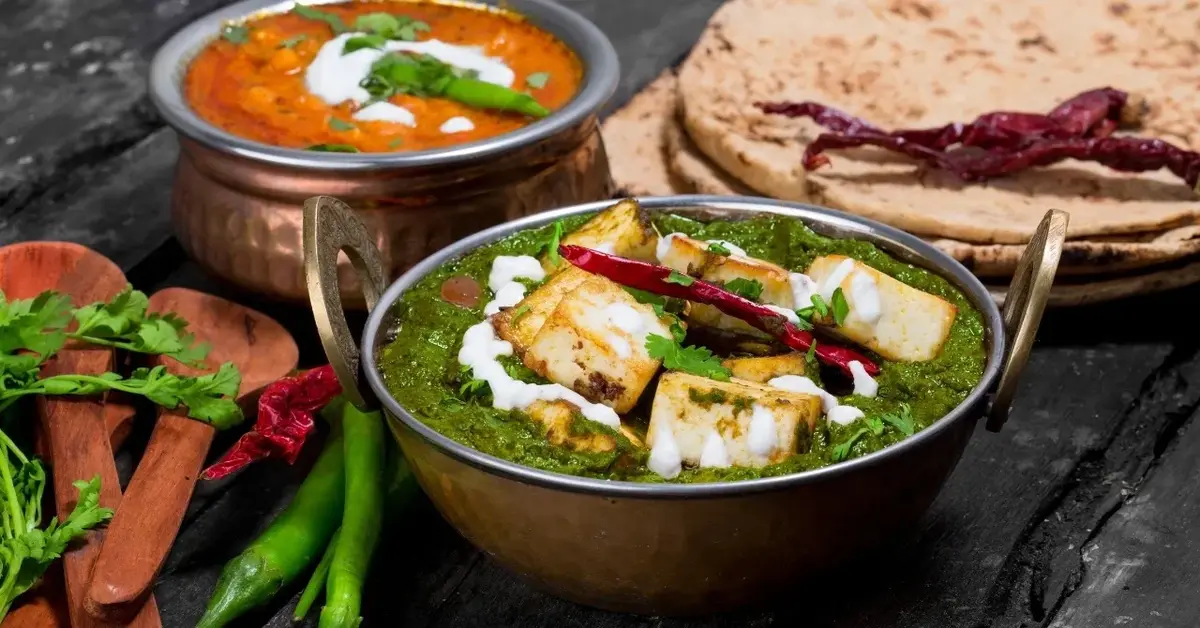 Palak paneer W tradycyjnym naczyniu 