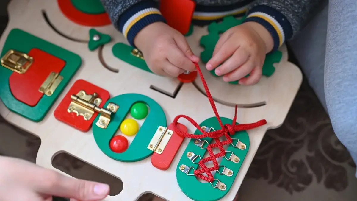 Tablica dziecięca i raczki dziecka 