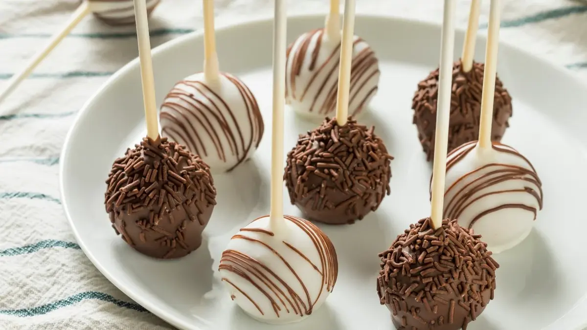 Cake pops Ułożone na biały talerzyku 