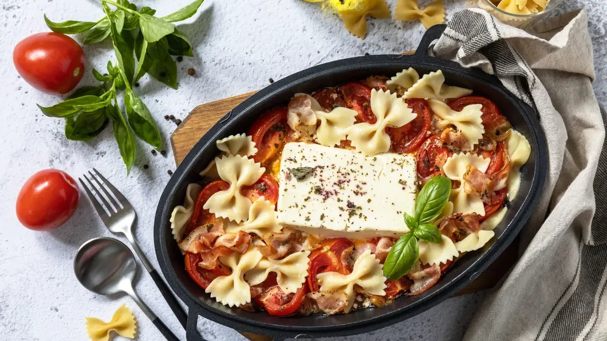 Pieczona feta z pomidorkami i makaronem w naczyniu do zapiekania 