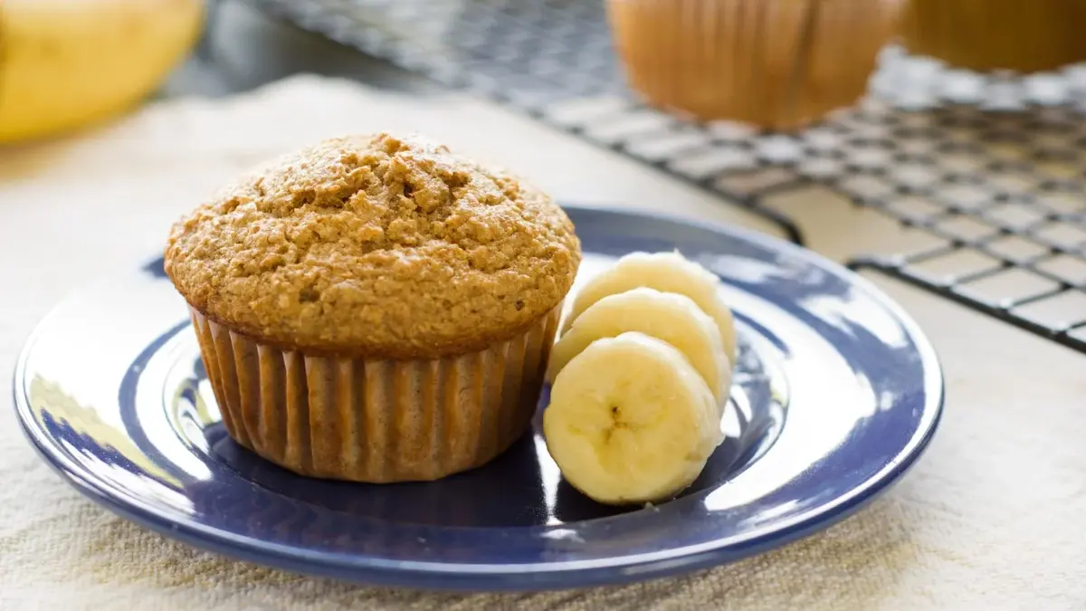 Muffinki bananowe Na talerzyku z bananami