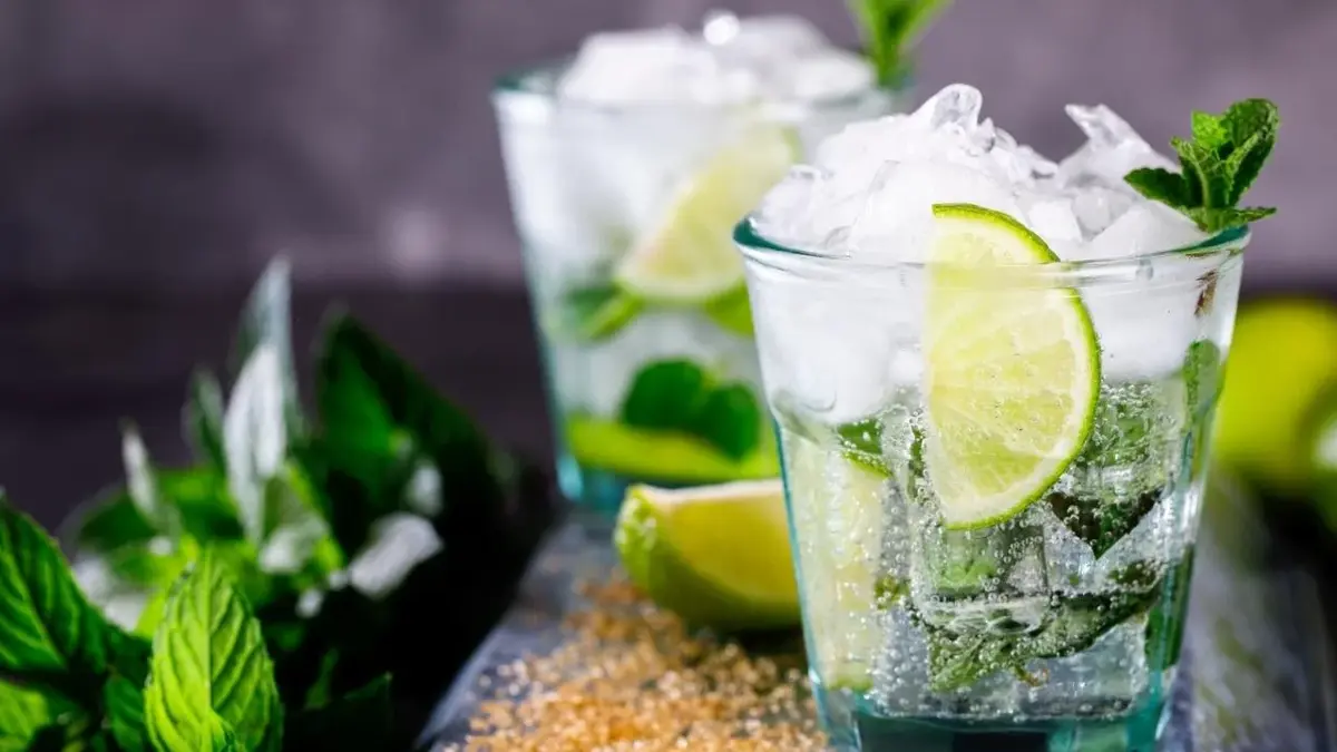 Mojito w szklankach z lodem.