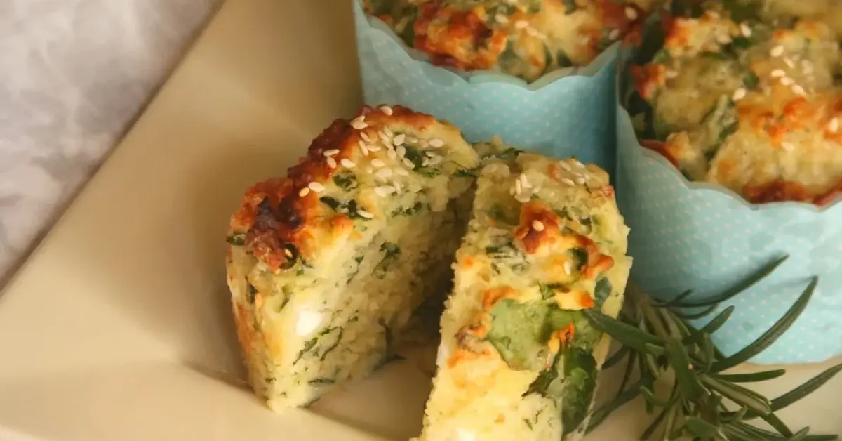 muffinki babeczki z dodatkiem szpinaku obok rozmaryn
