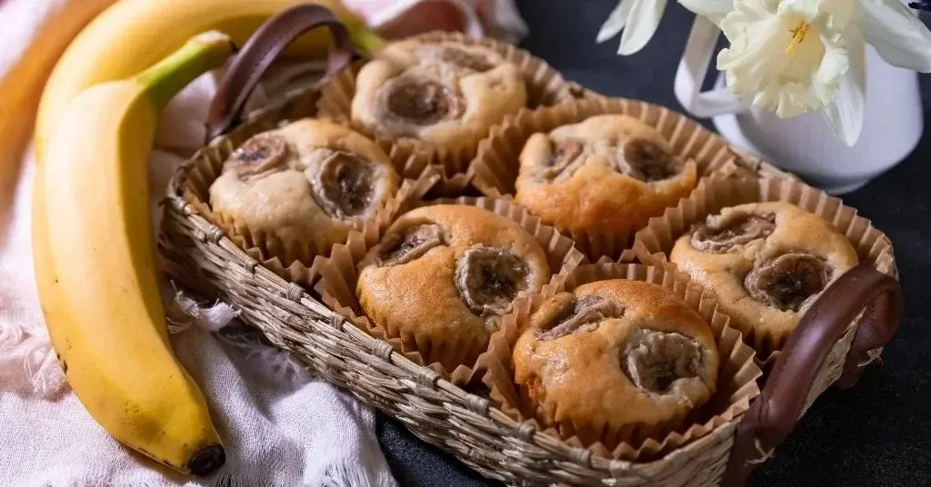 Główne zdjęcie - Ekspresowe muffinki z bananem i czekoladą. Twoje dzieci je pokochają!