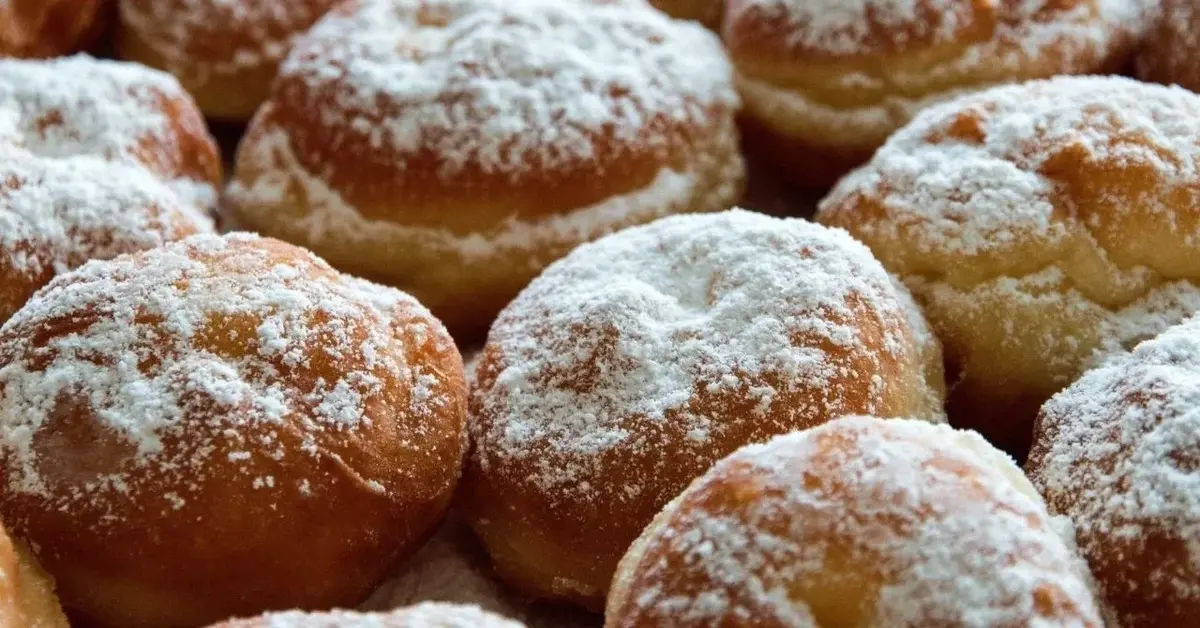 pączki posypane cukrem pudrem