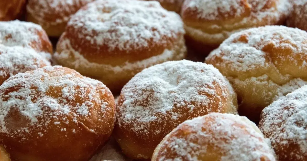 pączki z ziemniaków posypane cukrem pudrem 