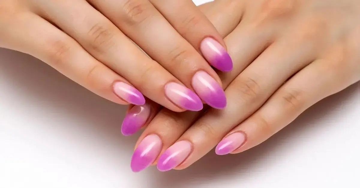 Kobiece dłonie z pięknym manicure ombre fioletowym