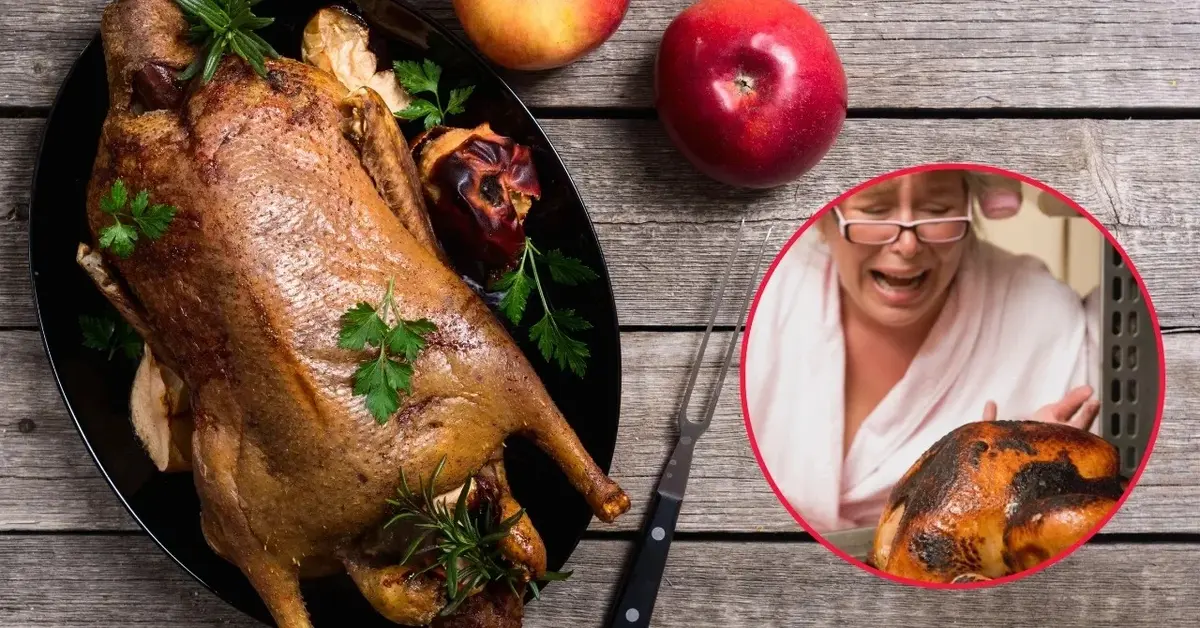 Pieczona kaczka na półmisku, obok kobieta się denerwuje, bo jej kaczka się spaliła.