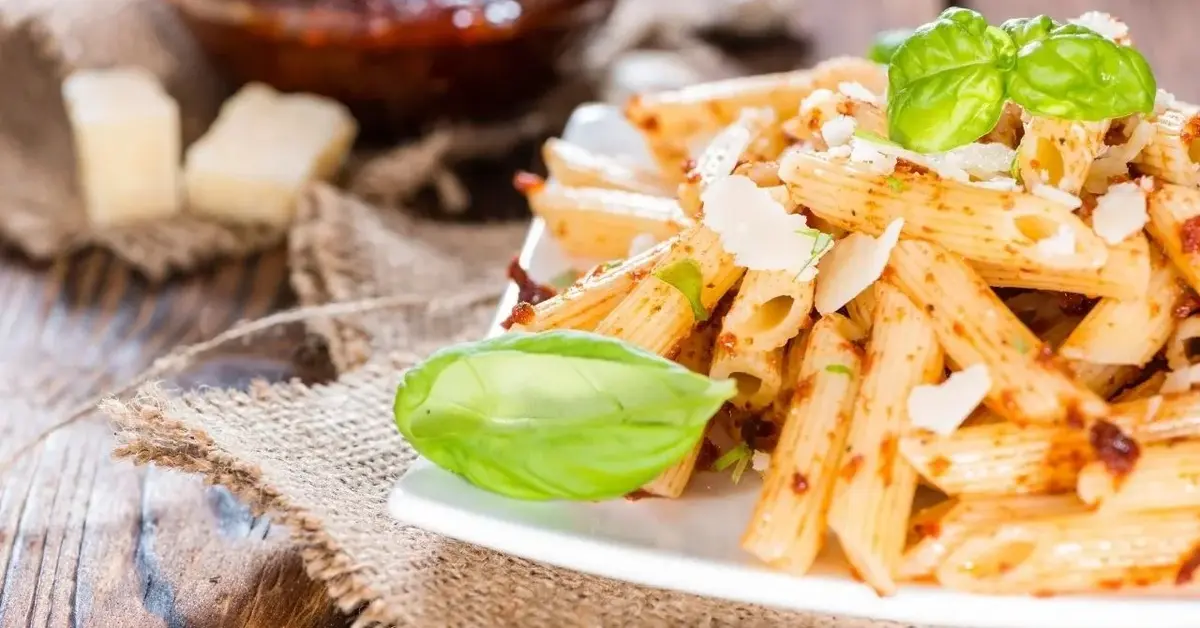 penne z orzechowym pesto na białym talerzu